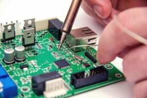 Illustration of the Surface Mount Technology process in PCB assembly, showing components being mounted directly onto the PCB surface without drilling.